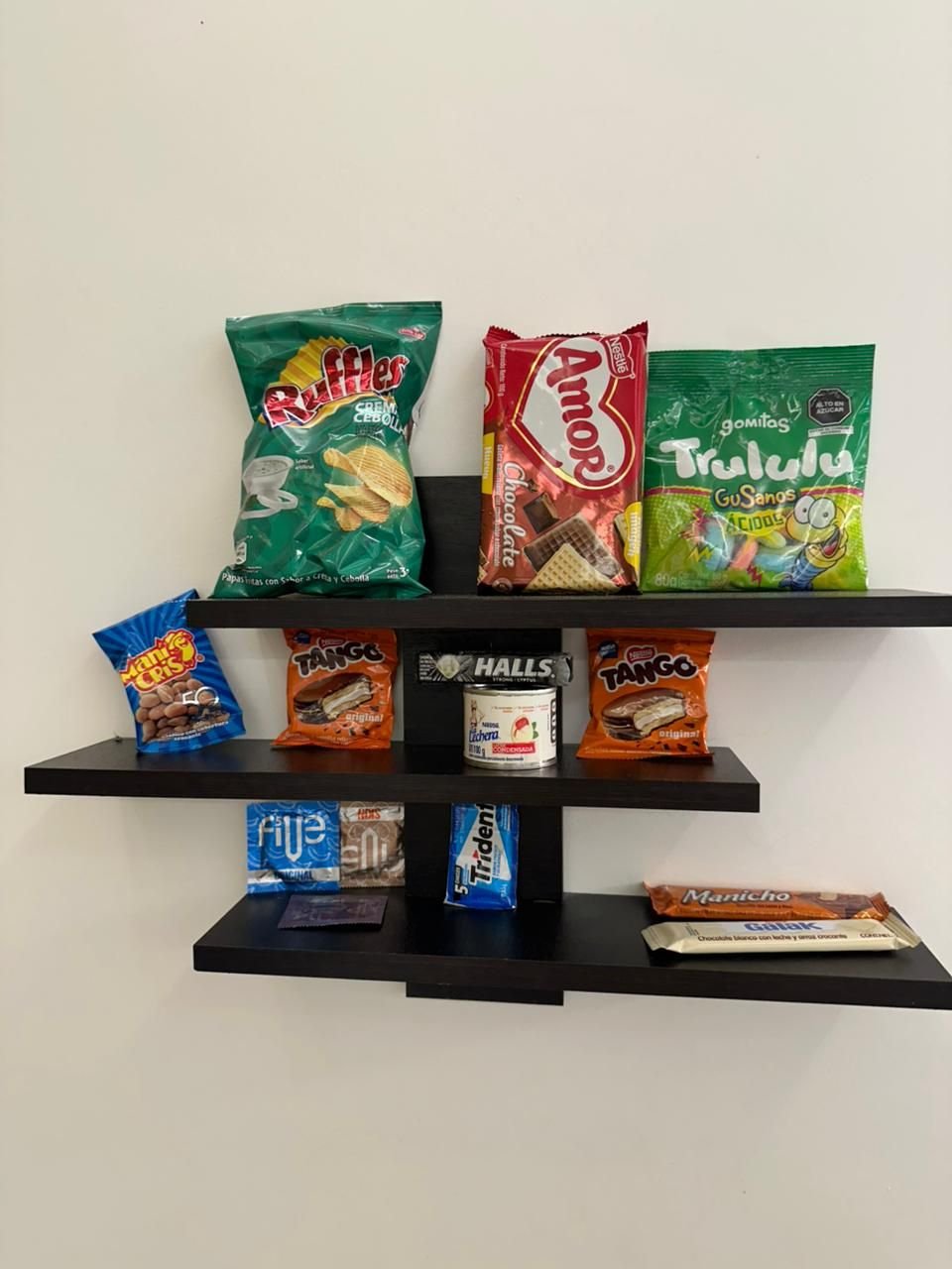 Snacks y chocolates disponibles en suite motel Manta